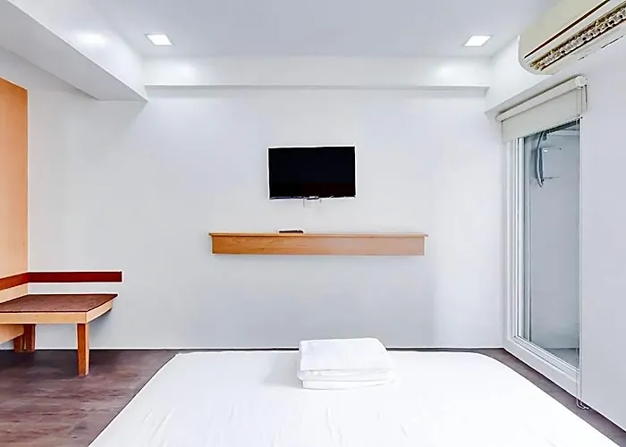 Townhouse Oak Brblock Boutique & Residences, Kalayaan Avenue, Near Ayala Mall, Poblacion, Makati, Ma Hotel
